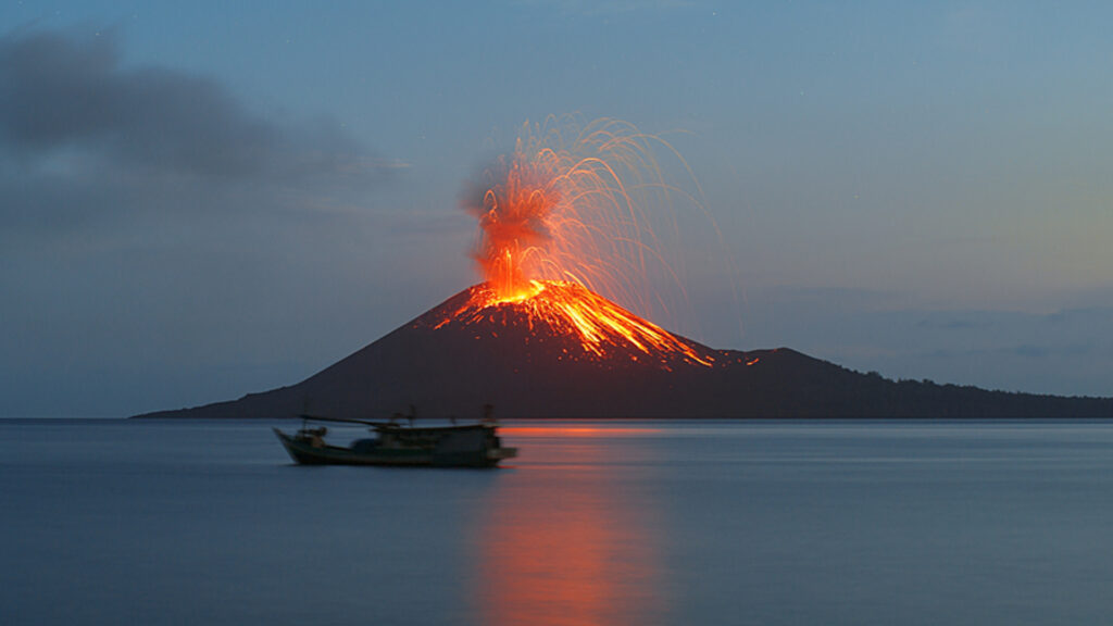 Os-10-lugares-mais-perigosos-do-mundo-para-viajar-Anak-Krakatoa